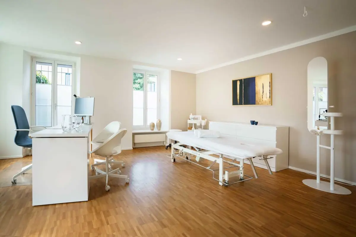 Heller Behandlungsraum mit Massageliege im Massage Zentrum Zürich an der Neptunstrasse