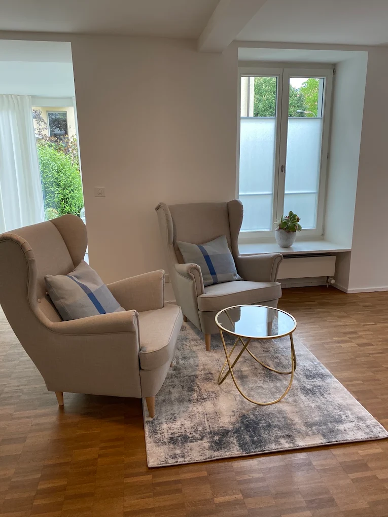 Wartebereich mit zwei Sesseln im Massage Zentrum Zürich